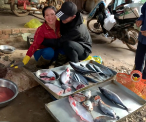 Con đi Nhật 3 năm bất ngờ về nước, gặp bố bị mắng không trượt phát nào nhưng xúc động nhất là phản ứng của người mẹ bán cá