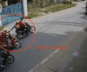 Tên cướp giật dây chuyền, kéo cô gái 'bay' khỏi chiếc xe máy
