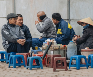 Không khí lạnh đặc biệt mạnh tràn về, người dân Hà Nội xuýt xoa: 'Hôm qua nắng rực rỡ, nay đã cảm nhận rõ cái lạnh rồi'