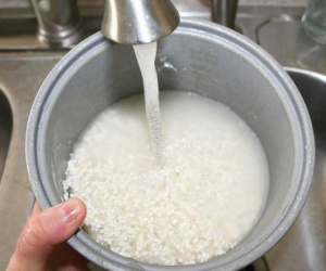 Nấu cơm bằng nước lạnh, thói quen tai hại nhiều người mắc