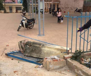 Thương tâm: Cổng trường đổ sập đè chết một học sinh lớp 4