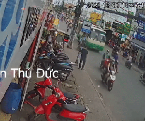 Rùng mình khoảnh khắc nam thanh niên bất ngờ lao đầu vào bánh sau xe buýt tử vong thương tâm tại TP.HCM