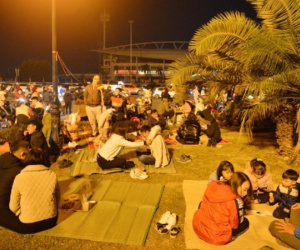 Người dân Hà Nội trải chiếu, ngồi la liệt trên bãi cỏ uống nước, cắn hướng dương 'canh' pháo hoa đón năm mới 2021