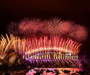 Năm 2021 chính thức gõ cửa toàn Châu Á: Việt Nam, Thái Lan, Singapore chìm trong không khí rộn ràng, hân hoan đón chào năm mới