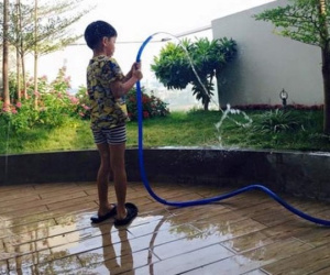 Cậu bé đứng tưới cây 'sương sương' nhưng lại nhận cơn mưa lời khen: Danh tính của bố mẹ quá khủng, hé lộ cách dạy dỗ tuyệt vời