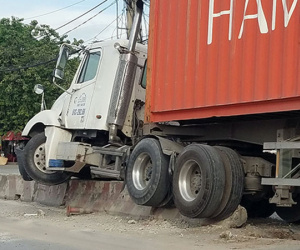Xe container 'bắn' khối bê tông vào người đi đường, một phụ nữ trọng thương nằm bất động