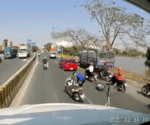 Video: Lao ra trước đầu container ăn vạ, người đàn ông bị nam thanh niên lôi xềnh xệch vào lề đường