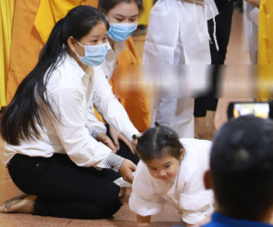 Nhói lòng trước gương mặt ngây thơ, hồn nhiên khóc cười của con gái 2 tuổi trong tang lễ ca sĩ Vân Quang Long
