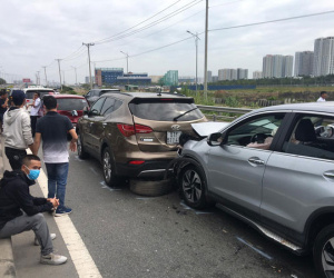 Nhiều ô tô đi du lịch Vũng Tàu tông liên hoàn trên cao tốc trong ngày đầu năm mới