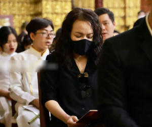 Dàn nghệ sĩ Việt tại tang lễ Vân Quang Long: Việt Hương, vợ chồng Ưng Hoàng Phúc không giấu nổi sự đau lòng