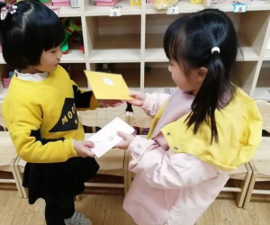 Bỏ chục triệu mua đồ cho con chơi đổi quà trên lớp, bà mẹ giãy đành đạch vì chỉ nhận lại được con búp bê giấy