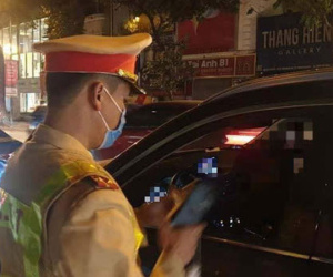 Nữ tài xế lái xe Camry 'say ngất ngưởng' trong đêm Giao thừa