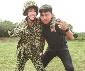 Mũi trưởng Long luôn tủm tỉm với Hậu Hoàng nhưng Sao Nhập Ngũ vẫn cho rằng cả hai giống... chị em