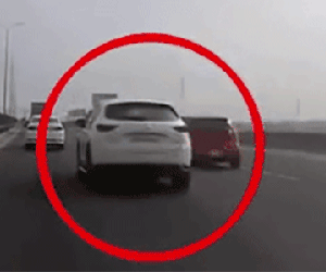 Video: 'Vẩy đuôi' khiến xe con lao vào làn khẩn cấp, tài xế xe Mazda đạp ga bỏ chạy ngay