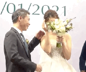 Clip: Vợ trẻ kém 15 tuổi của NS Công Lý che mặt ngượng ngùng khi được đề nghị hôn chú rể