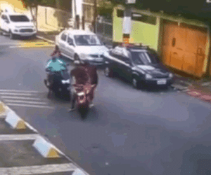 Video: Đi cướp gặp cảnh sát, thanh niên bỏ lại bạn rồi chạy thoát thân