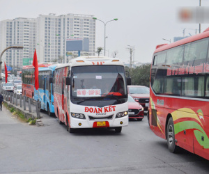 Chùm ảnh: Cửa ngõ ùn tắc kinh hoàng, các bến xe Hà Nội và TP.HCM chật cứng người dân quay trở lại sau kỳ nghỉ Tết Dương lịch