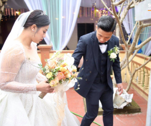 Bùi Tiến Dũng ân cần nâng váy cho Khánh Linh, cùng nhau khóa môi ngọt ngào trên sân khấu