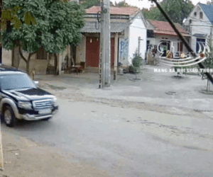 Video: 2 xe máy tông trực diện kinh hoàng khiến 4 người văng xuống đường
