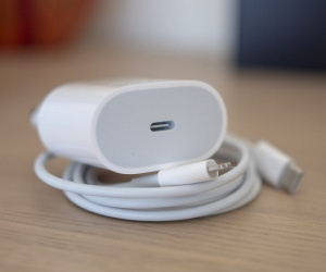 Cùng bỏ củ sạc bảo vệ môi trường giống Apple, nhưng Xiaomi mới là người làm đúng