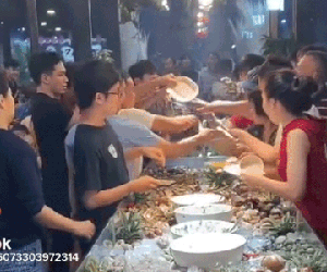Sợ hãi trước cảnh giành giật nhau từng con tôm khi đi ăn buffet hải sản, ai nhìn vào cũng thấy ngao ngán