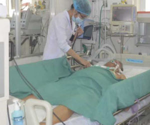 Bị cua kẹp nhưng tự ý đắp gừng trộn với mật ong, người đàn ông suýt chết: Bác sĩ cảnh báo các bà nội trợ