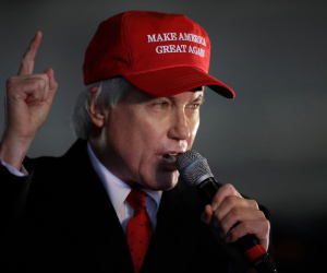 Luật sư ủng hộ ông Trump bị chỉ trích vì dọa xử bắn phó tổng thống Mike Pence