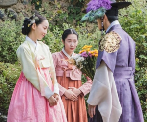 Vừa đánh Kim Jung Hyun váng đầu, Shin Hye Sun được thưởng nóng một nụ hôn ở Mr. Queen tập 8