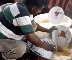 Clip: Người đàn ông gây choáng váng với màn rửa bát nhanh 'thần sầu'
