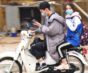 Video: Học sinh đầu không mũ BH, tay lướt điện thoại phóng xe vun vút đến trường