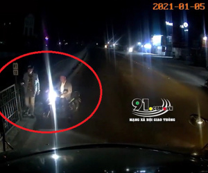 Video: 3 người đàn ông chặn đầu container khiến tài xế lo sợ, hành động sau đó khiến tất cả 'cười ra nước mắt'