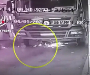Clip kinh hoàng: Chui xuống gầm xe tải để kích đề, chiếc xe bất ngờ 'trôi tự do' khiến tài xế tử vong thương tâm