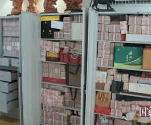 Choáng váng với 3 tấn tiền mặt 'chất như núi' trong nhà tham quan Trung Quốc bị lãnh án tử