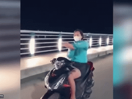Cô gái chạy xe máy thả 2 tay... múa quạt bị phạt 7,4 triệu đồng
