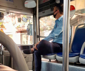 Thấy mẹ con bán hàng rong, anh phụ xe buýt thu đủ tiền vé nhưng hành động bất ngờ sau đó gây xúc động