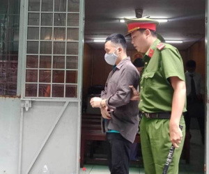 Chồng rạch mặt vợ vì nghi trộm tiền, không chung thủy