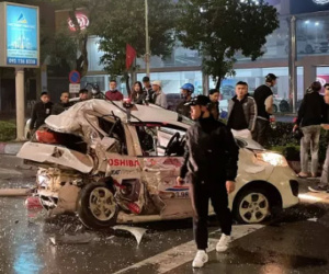 Xe bán tải tông nát taxi, tài xế và cô gái trẻ nguy kịch