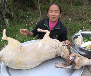 'Mở bát' năm mới bằng chú dê nướng nguyên con nhưng bà Tân lại bất ngờ bị soi một chi tiết không nên đưa lên sóng