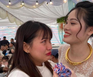 Bạn thân chồng bỏ cuộc chơi, cô gái trẻ ôm chặt cô dâu khóc nức nở ngay trong đám cưới
