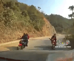 Người đàn ông lái xe máy ngược chiều tông thẳng đầu ô tô, vợ và con nhỏ ngồi sau bị hất văng xuống đường