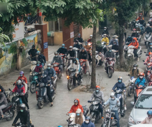 Ảnh: Người dân phi xe ào ào lên vỉa hè để tránh tắc đường, Chủ tịch Hà Nội yêu cầu xử lý nghiêm