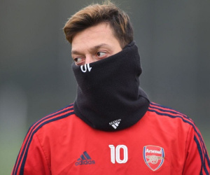 Mesut Oezil khiến Arsenal mừng hụt