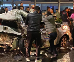 Vụ xe bán tải tông bẹp dúm taxi chờ đèn đỏ: Nữ hành khách đã tử vong