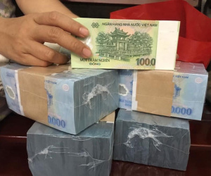 Dù bị siết, dịch vụ đổi tiền lẻ vẫn 'rộn ràng'