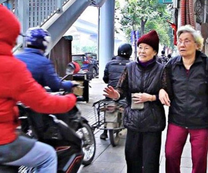 Video: Ngược đời cảnh người đi bộ nép mình nhường xe máy trên vỉa hè Hà Nội