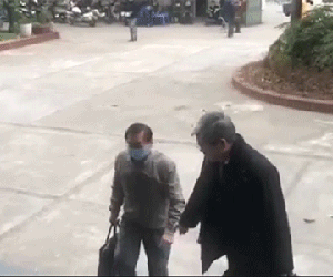 Video: Cựu Bộ trưởng Vũ Huy Hoàng bước khó nhọc vào tòa
