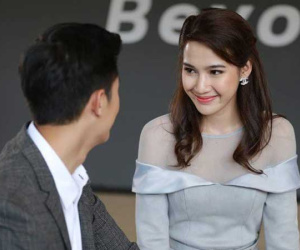 Đưa bồ đi đẻ xong vội về với vợ, chồng hóa đá nhìn thiệp mời cưới trên bàn