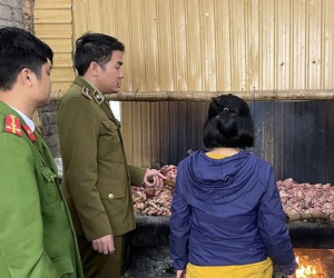 Bắt quả tang cơ sở chế biến mỡ bẩn bán cho cửa hàng cơm rang