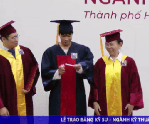 Nam sinh bất ngờ đốt giấy ngay trên bục nhận bằng tốt nghiệp, hành động sau đó khiến ai cũng bất ngờ