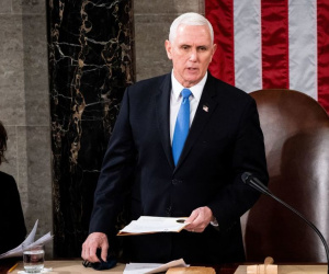 Ông Trump bị tố vô tình đẩy phó tổng thống Mike Pence và gia đình vào thế nguy hiểm